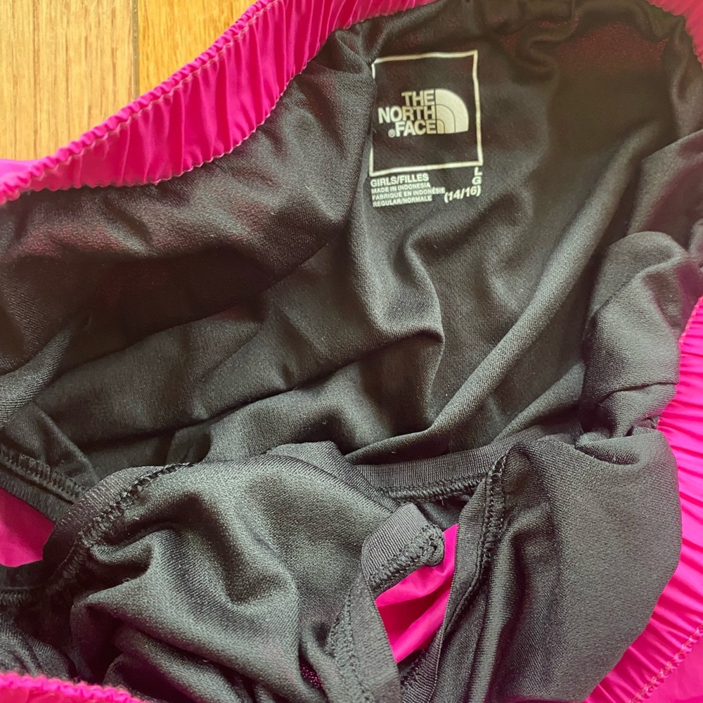 NWOT The North Face Fuchsia and Black Girls' Shorts - Picture 5 of 9